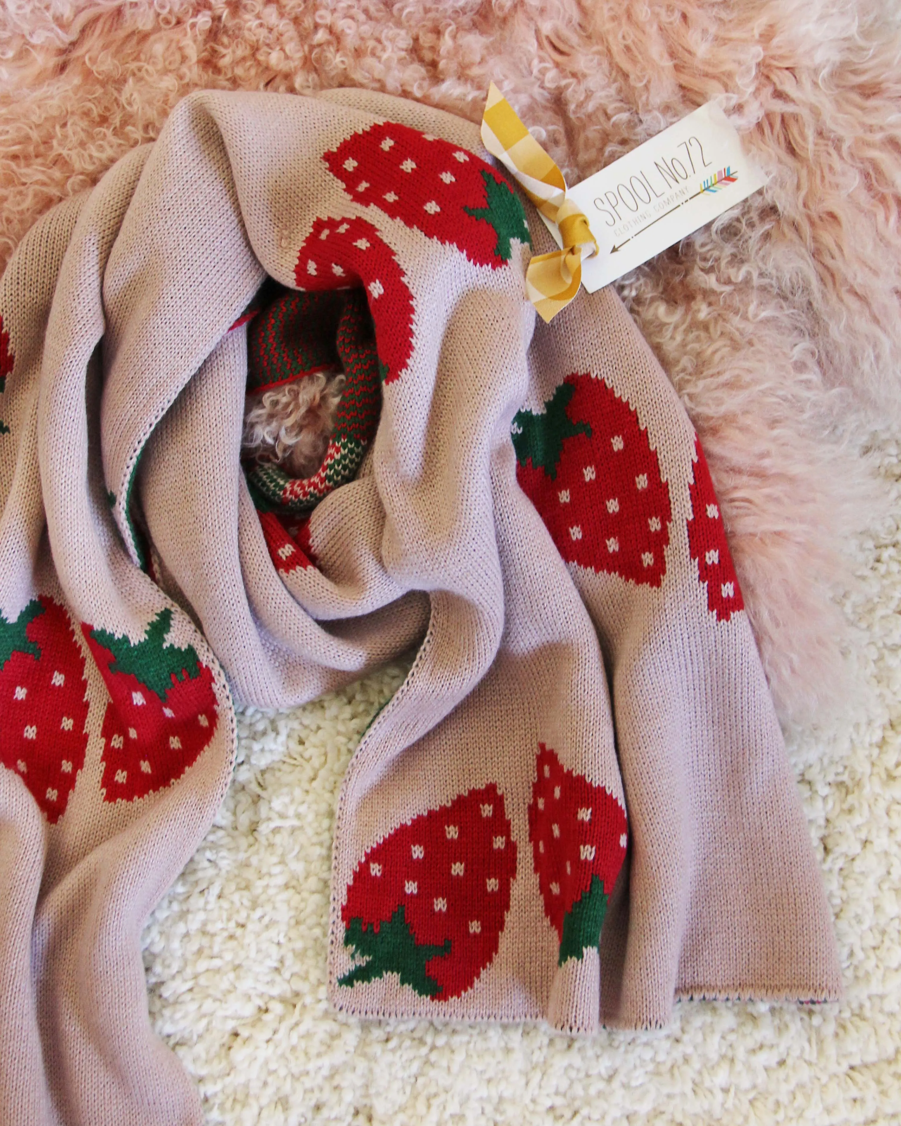 Strawberry Knit Scarf in Pink