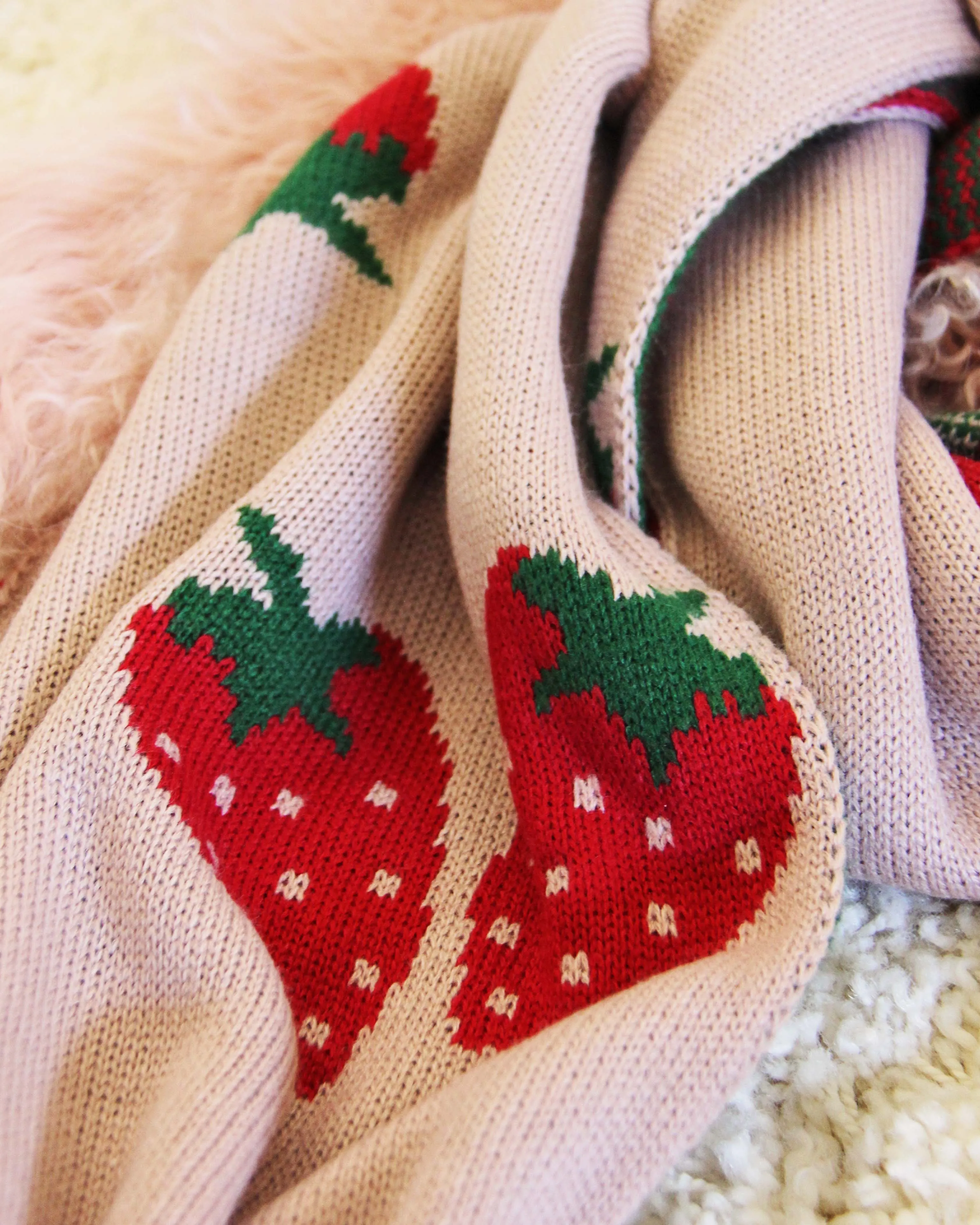 Strawberry Knit Scarf in Pink