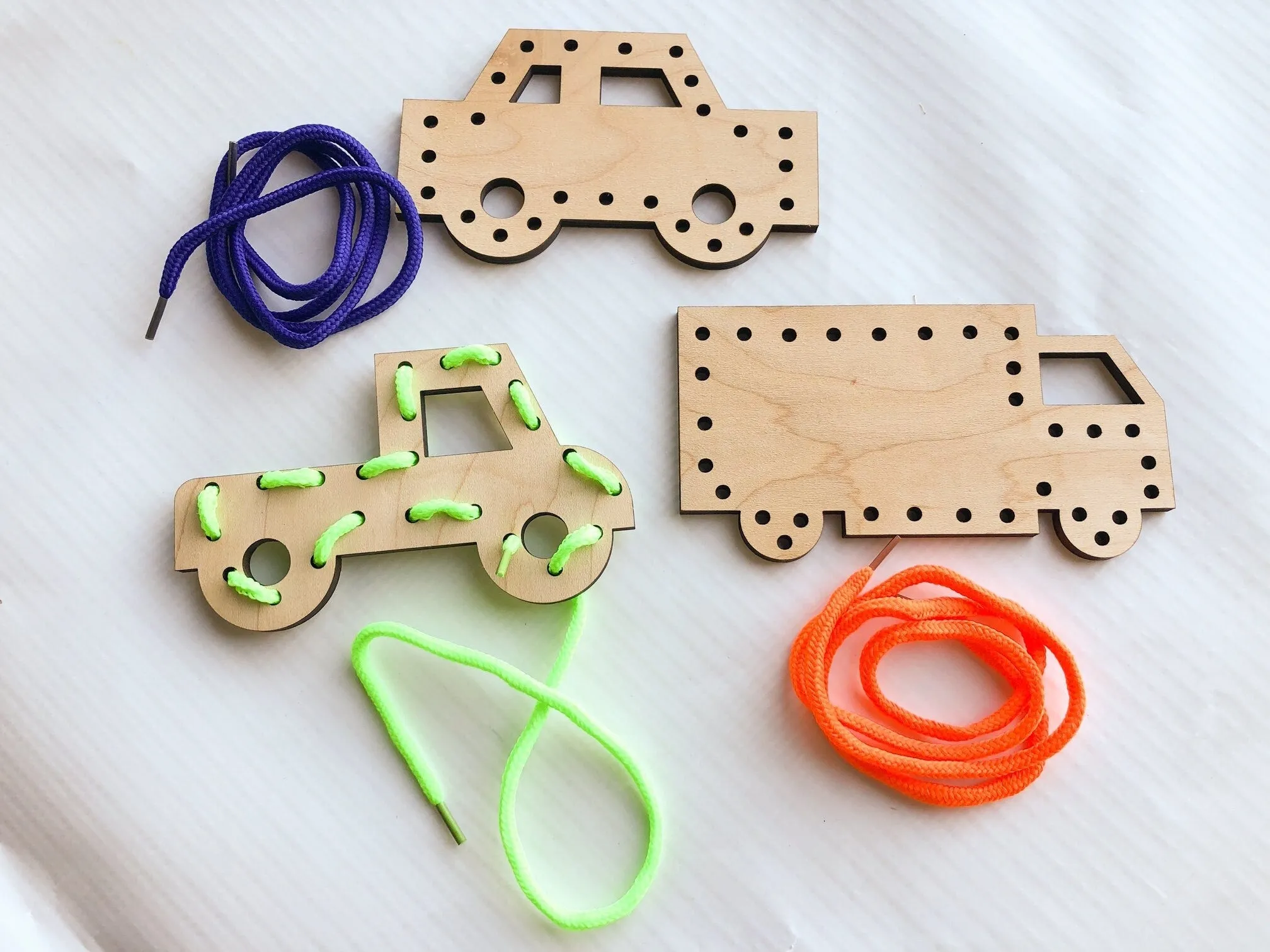 Wooden Toy Car Wooden Lacing Toy, Fine Motor Wooden Learning Toys for Toddlers and Travel Toys for Kids